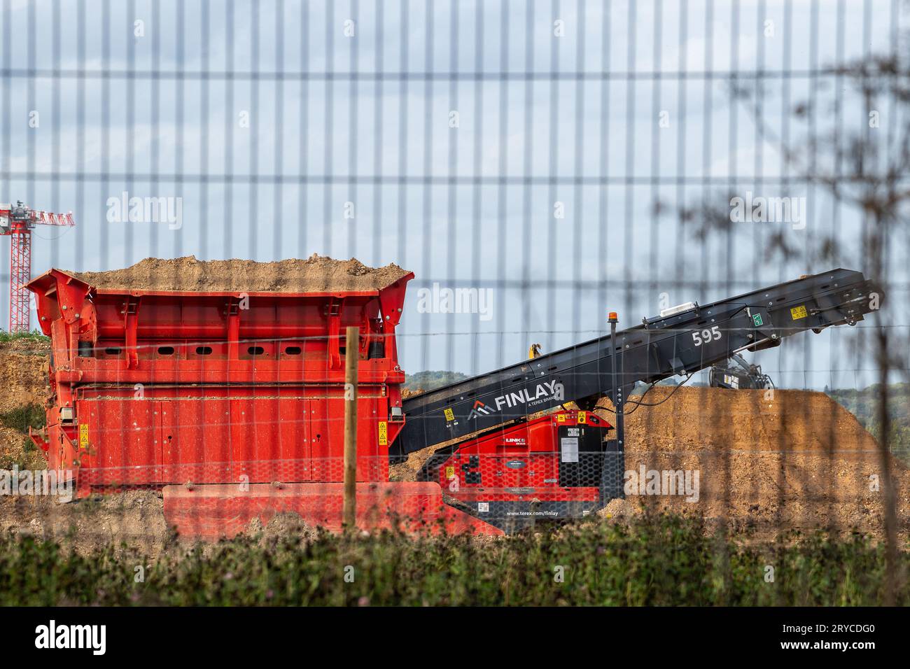 West Hyde, Großbritannien. 30. September 2023. Die Baustelle HS2 High Speed Rail South Portal in West Hyde, Hertfordshire. Zwei unterirdische Tunnel werden von dieser Stelle aus durch die Chilterns gelocht. In den letzten Tagen gab es viele Spekulationen, dass Premierminister Rishi Sunak voraussichtlich die Streichung der HS2 High Speed Rail Northern Leg von Birmingham nach Manchester ankündigen wird, da die Kosten der Projektspirale außer Kontrolle geraten. Es wird erwartet, dass er die Ankündigung vor Beginn der Tory Party Conference macht. Die ehemaligen Premierminister Theresa May und Boris Johnson stellen nun WAV her Stockfoto