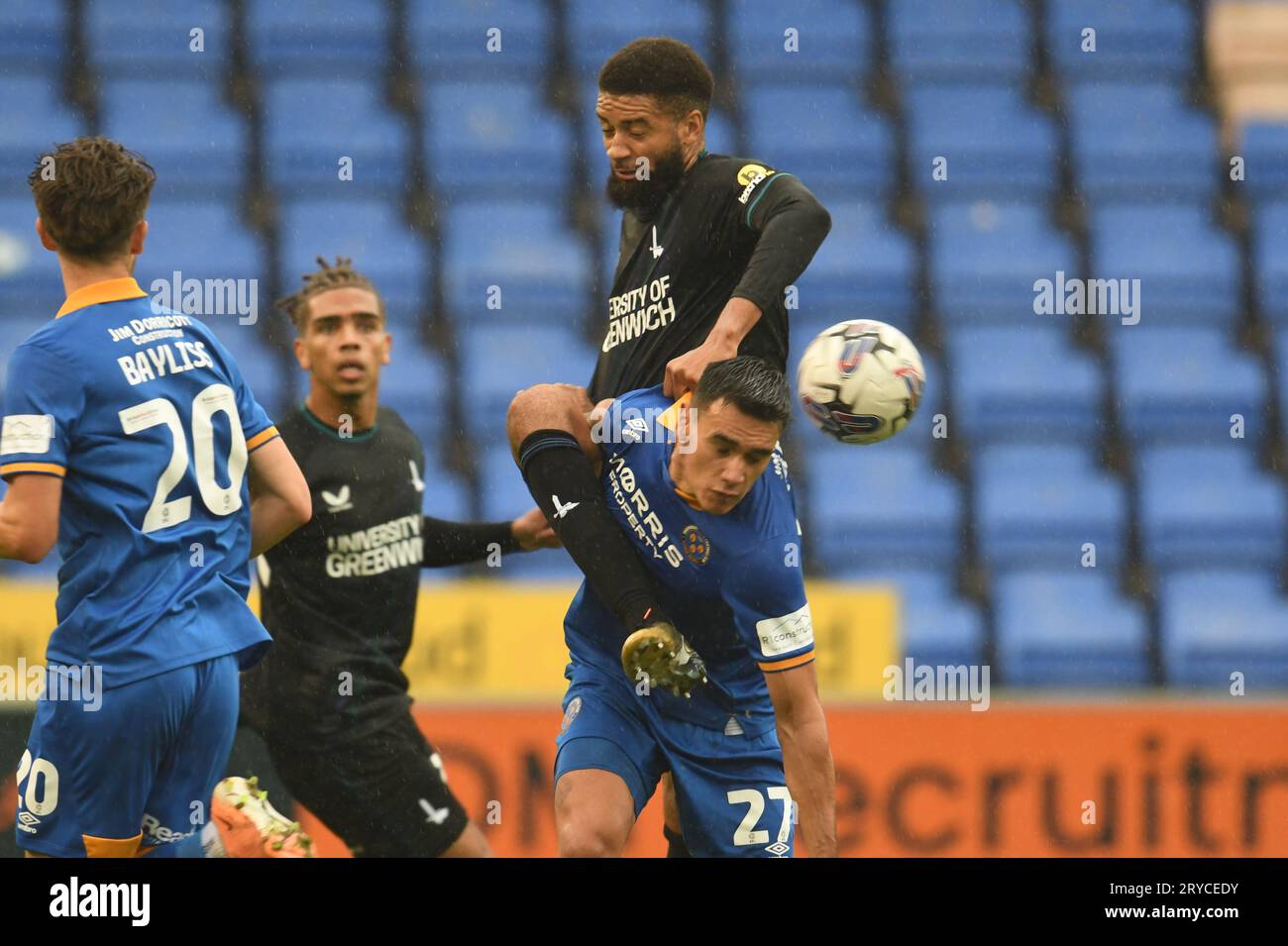 Shrewsbury, England. September 2023 30. Michael Hector von Charlton Athletic fordert Max Mata von Shrewsbury Town beim Spiel Sky Bet EFL League One zwischen Shrewsbury Town und Charlton Athletic im Croud Meadow heraus. Kyle Andrews/Alamy Live News Stockfoto
