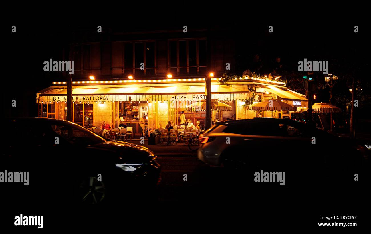 Café nach Einbruch der Dunkelheit, Paris, Frankreich Stockfoto