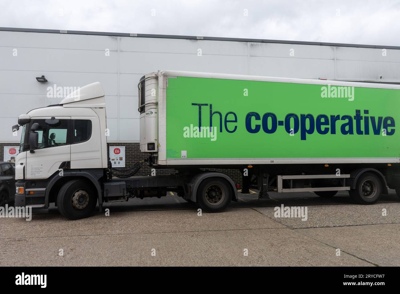 Co-op oder Co-operative Food Truck oder LKW außerhalb eines Supermarktes, England, Großbritannien Stockfoto