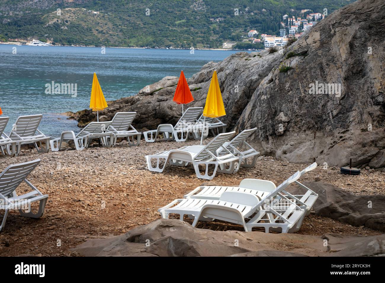 Kiesstrand mit Liegen in Cavtat, Kroatien Stockfoto Kiesstrand mit Liegen in Cavtat, Kroatien Stockfoto
