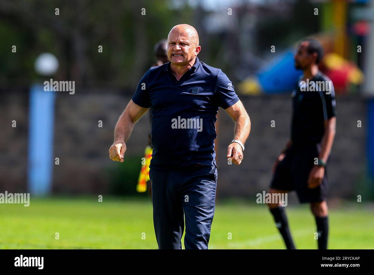 NAIROBI, KENIA - SEPTEMBER 30: Trainer Zdravko Logarusic von Kenya Police während des ersten Ligaspiels zwischen Kenya Police und Bidco United A Stockfoto