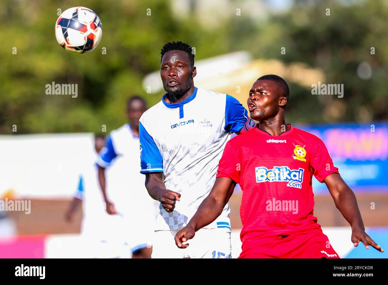 NAIROBI, KENIA – SEPTEMBER 30: David Simiyu von der Kenya Police und Gabriel Wandera von Bidco Vereinigten sich während des ersten kenianischen Ligaspiels Stockfoto