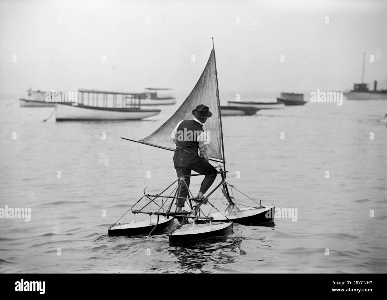 Mann, der ein Wasserdreirad betreibt, ca. 1910 man betreibt das Wasserdreirad, undatiertes Nachrichtenbild, wahrscheinlich Anfang des 20. Jahrhunderts. Stockfoto