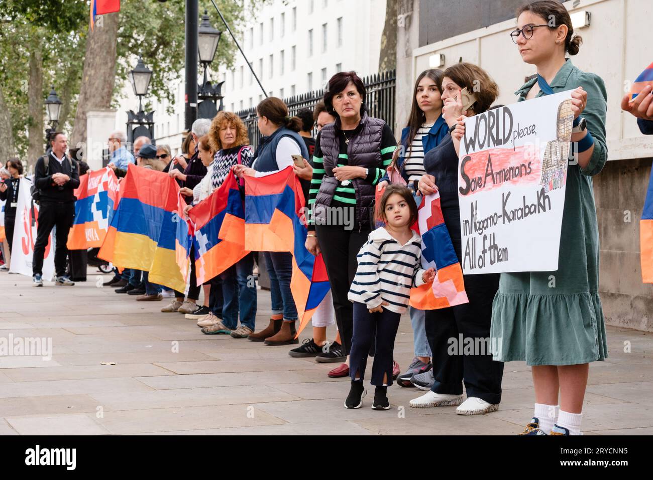 London, Großbritannien. 30. September 2023. Armenische Kundgebung gegen den aserbaidschanischen Angriff in Berg-Karabach am 19. September 2023. Demonstranten versammeln sich vor der Downing Street mit Fahnen und Fahnen. Quelle: Andrea Domeniconi/Alamy Live News Stockfoto