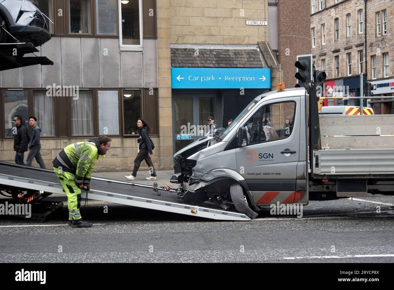 Der Transporter der Versorgungsunternehmen wurde entfernt, nachdem er auf einer „Joy Ride“ in der Cowgate-Gegend von Edinburgh abgestürzt war. Stockfoto