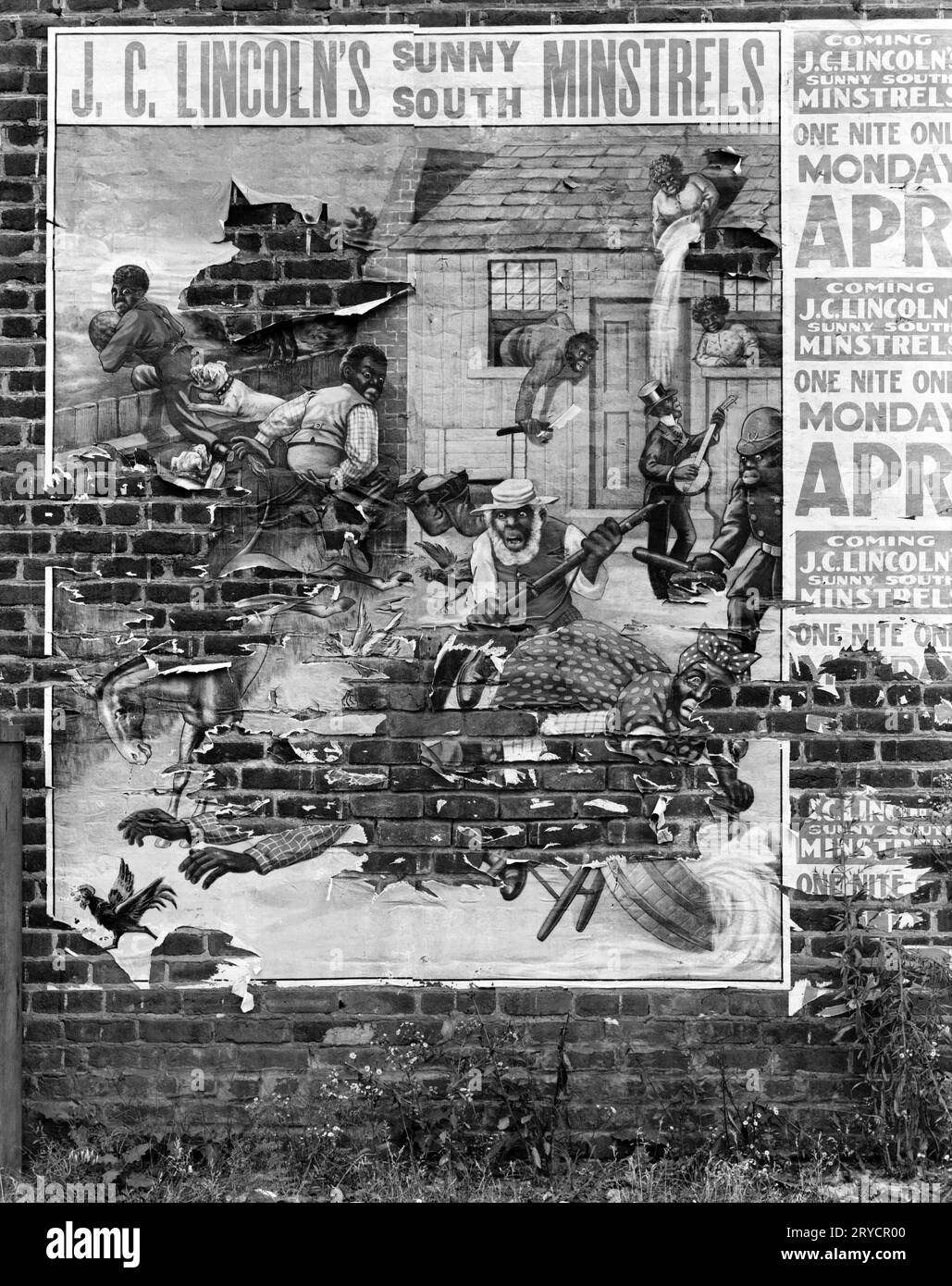 Walker Evans: Minstrel Poster, Alabama, 1936 Minstrel Poster. Alabama. Zerrissene Plakate, auf denen J.C. Lincolns Sunny South Minstrels auf einer Ziegelwand angezeigt werden. Foto von Walker Evans bei der Arbeit für die Farm Security Administration, August 1936. Stockfoto