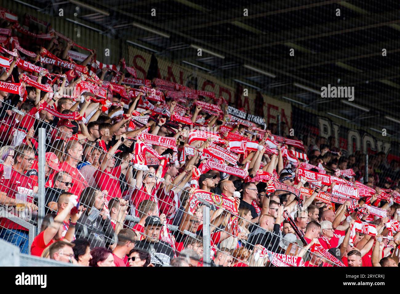 Cottbus, Deutschland. September 2023 30. Cottbus, Deutschland 30. September 2023: Regionalliga Nordost - 2023/2024 - FC Energie Cottbus gegen ZFC Meuselwitz im Bild: Fanblock Energie Cottbus Credit: dpa/Alamy Live News Stockfoto