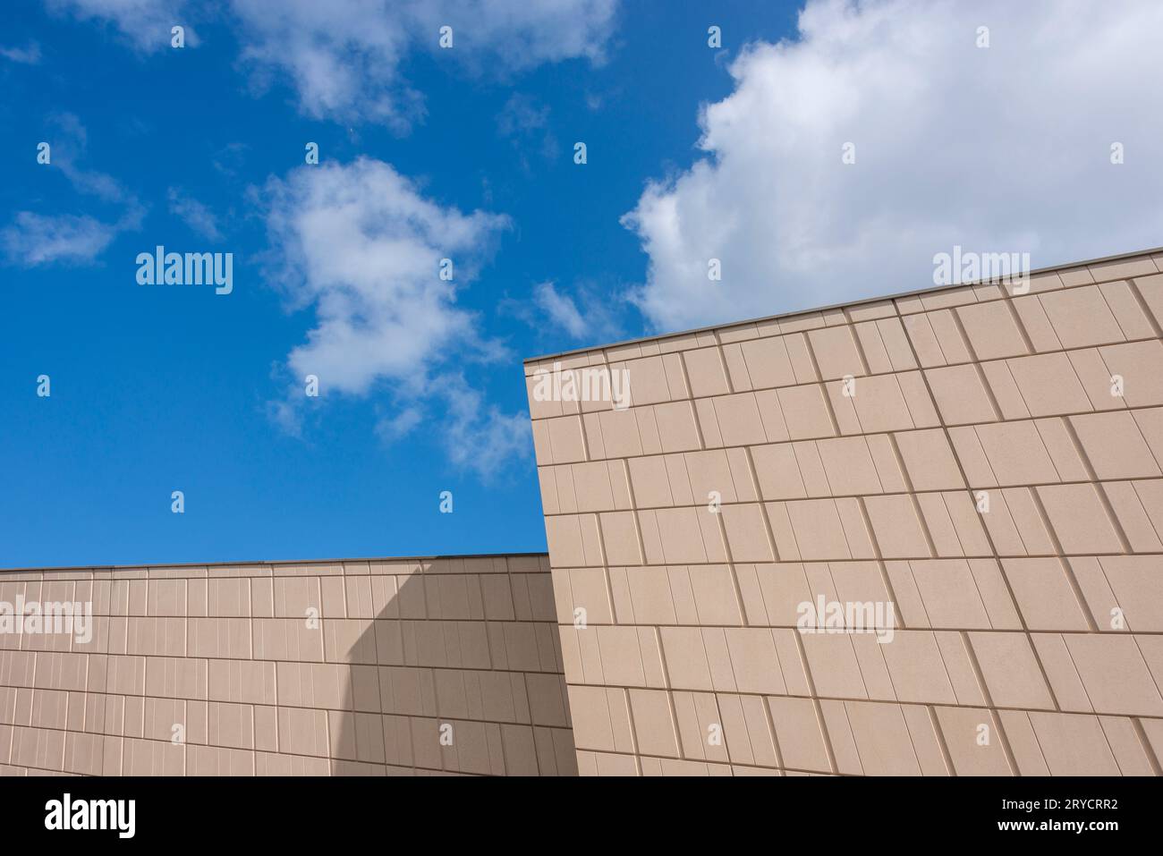 Blick aus einem niedrigen Winkel auf ein modernes architektonisches Gebäude vor einem blauen Himmel Stockfoto