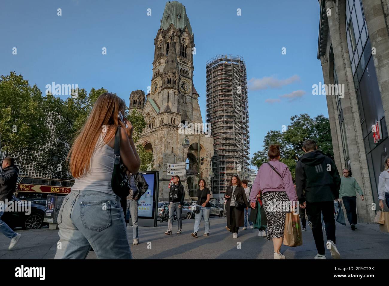 Berlin, Deutschland. September 2023 30. Am 30. September 2023 schienen Berlins lebendige Farben durch das Gewicht der wirtschaftlichen Herausforderungen gedämpft. Eine Stadt, die mit den Schatten eines drohenden Wirtschaftsabschwungs zu kämpfen hat. Deutschland, das für seine industriellen Fähigkeiten bekannt ist, wird voraussichtlich mit einem tieferen Wirtschaftseinbruch konfrontiert sein als erwartet. Faktoren wie eine Energiekrise und Störungen der Lieferketten wurden als wesentliche Faktoren für diesen Abschwung angeführt. (Bild: © Michael Kuenne/PRESSCOV über ZUMA Press Wire) NUR REDAKTIONELLE VERWENDUNG! Nicht für kommerzielle ZWECKE! Stockfoto