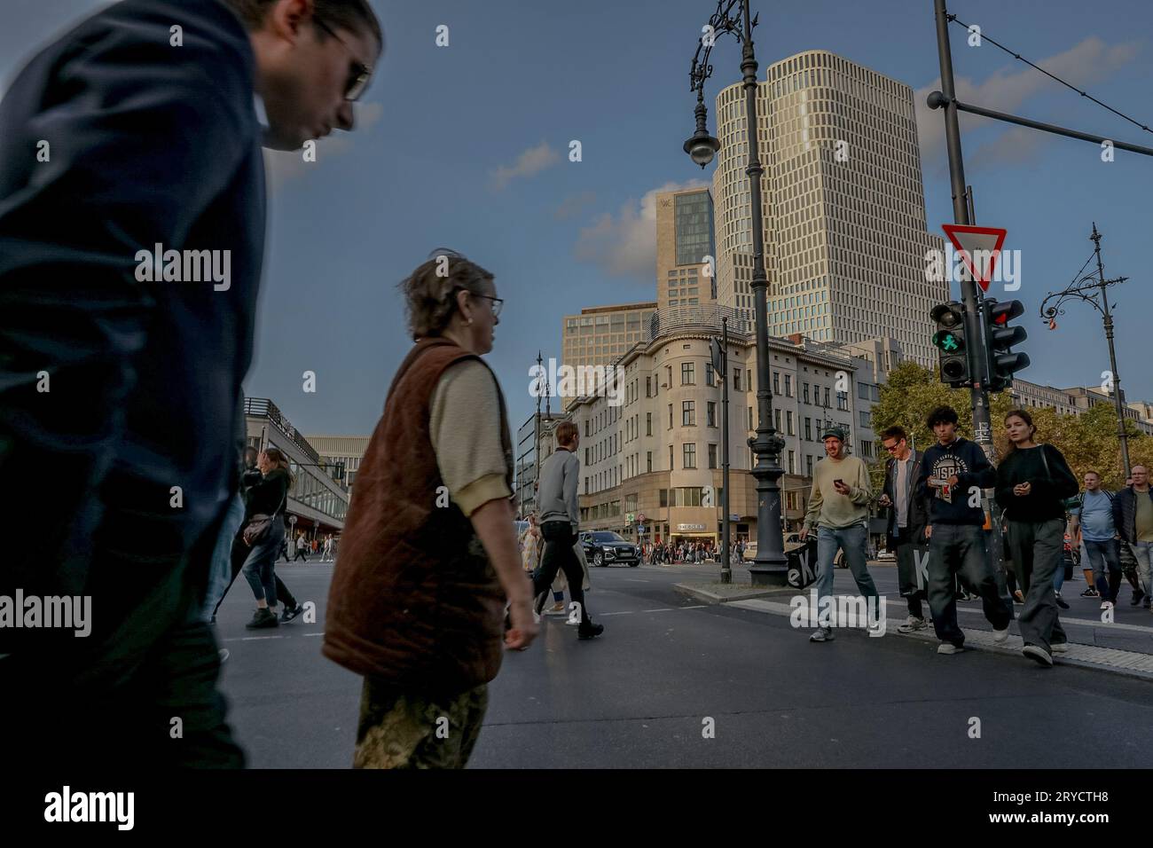 Berlin, Deutschland. September 2023 30. Am 30. September 2023 schienen Berlins lebendige Farben durch das Gewicht der wirtschaftlichen Herausforderungen gedämpft. Eine Stadt, die mit den Schatten eines drohenden Wirtschaftsabschwungs zu kämpfen hat. Deutschland, das für seine industriellen Fähigkeiten bekannt ist, wird voraussichtlich mit einem tieferen Wirtschaftseinbruch konfrontiert sein als erwartet. Faktoren wie eine Energiekrise und Störungen der Lieferketten wurden als wesentliche Faktoren für diesen Abschwung angeführt. (Bild: © Michael Kuenne/PRESSCOV über ZUMA Press Wire) NUR REDAKTIONELLE VERWENDUNG! Nicht für kommerzielle ZWECKE! Stockfoto