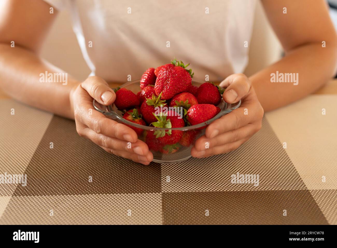Aromatische Erdbeeren in den Händen einer Frau Nahaufnahme Stockfoto
