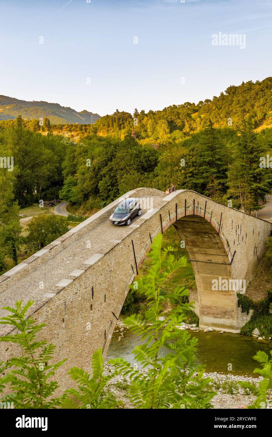 Auto überquert die Buckelbrücke Stockfoto