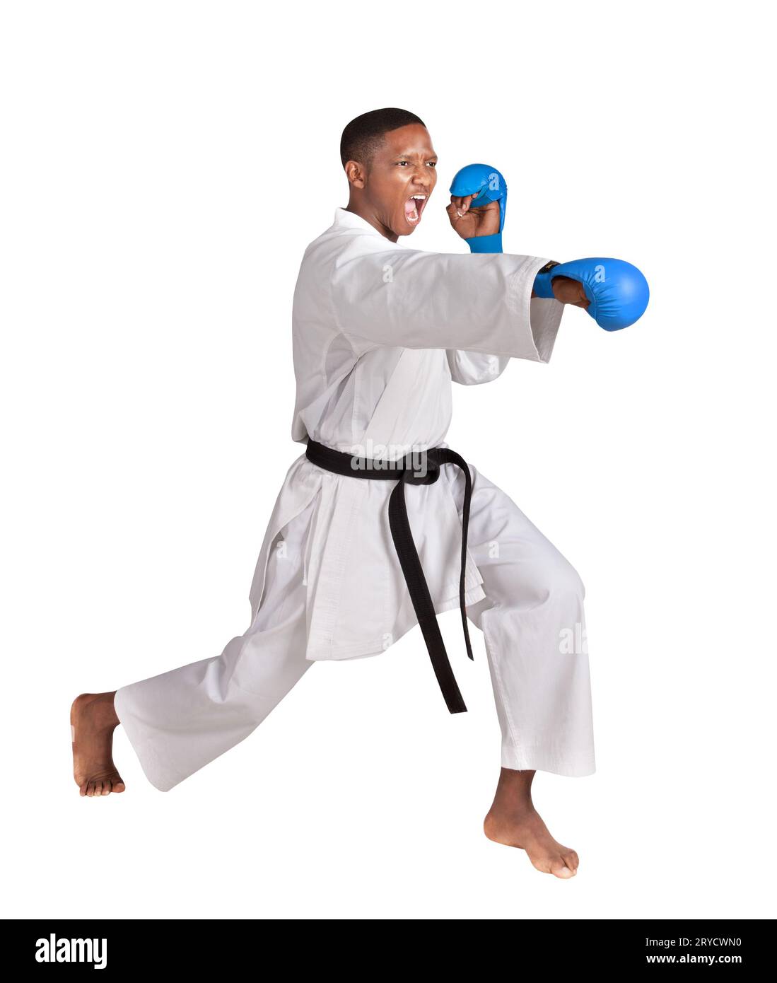 afroamerikanischer Karate-Mann in kämpferischer Haltung, trainiert seine Kata, in weißer Kimonouniform mit Gürtel und Handschuhen Stockfoto