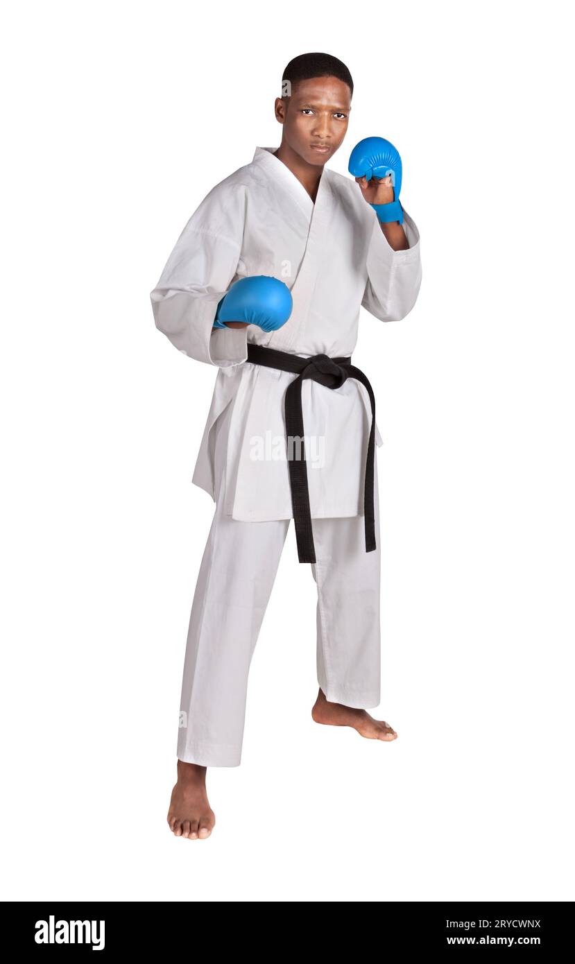 afroamerikanischer Karate-Mann in einer Haltung, mit der Vorderseite stehend, in weißer Kimonouniform mit Gürtel und Handschuhen Stockfoto