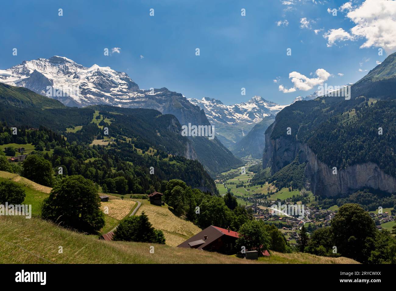 lauterbrunnen im berner oberland schweiz und der staubbacher Wasserfall von wengen aus gesehen mit dem jungfraugipfel links und dem Gro Stockfoto