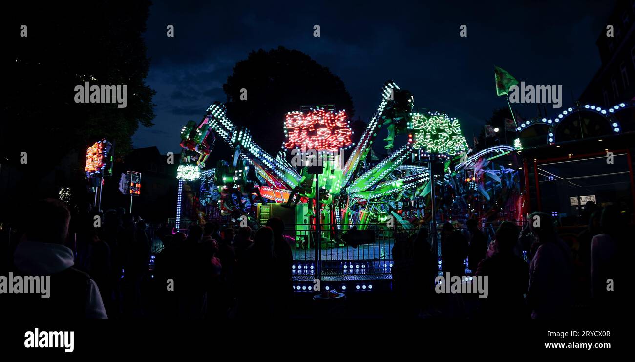 Brilon, Nord-Rhein-Westfalen Deutschland - 23. September 2023: Beleuchteter Karussell-Tanzspringer am Abend auf der Brilon-Messe. Unbekannte Besucher Stockfoto