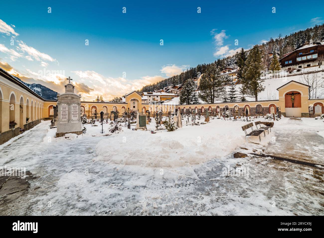 Schneebedeckter Bergfriedhof Stockfoto