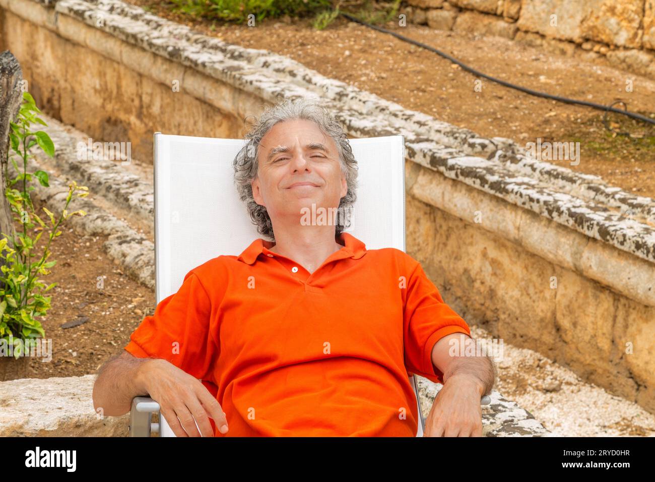 Pensionierter Seniorenmann ruht sich aus Stockfoto