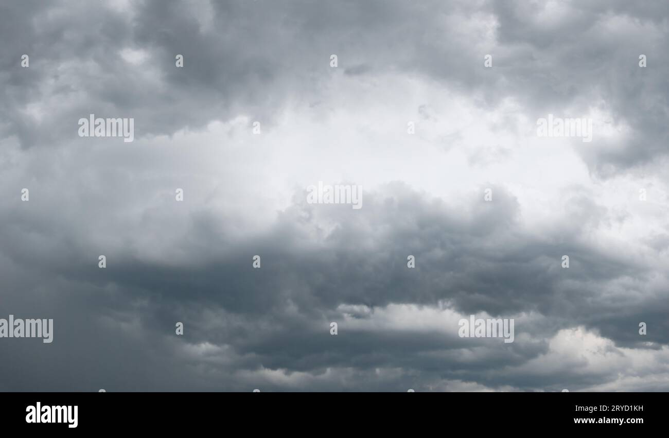 Feinere und präzisere Verarbeitung meines alten populären Himmels mit Wolkenhintergrund. Diese Variante ist bequemer, um den Himmel in Ihrem Pho zu ersetzen Stockfoto