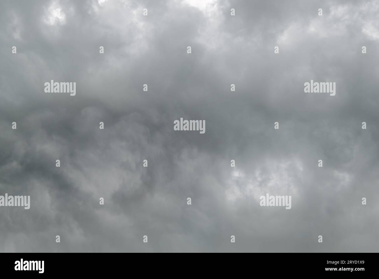 Feinere und präzisere Verarbeitung meines alten populären Himmels mit Wolkenhintergrund. Diese Variante ist bequemer, um den Himmel in Ihrem Pho zu ersetzen Stockfoto