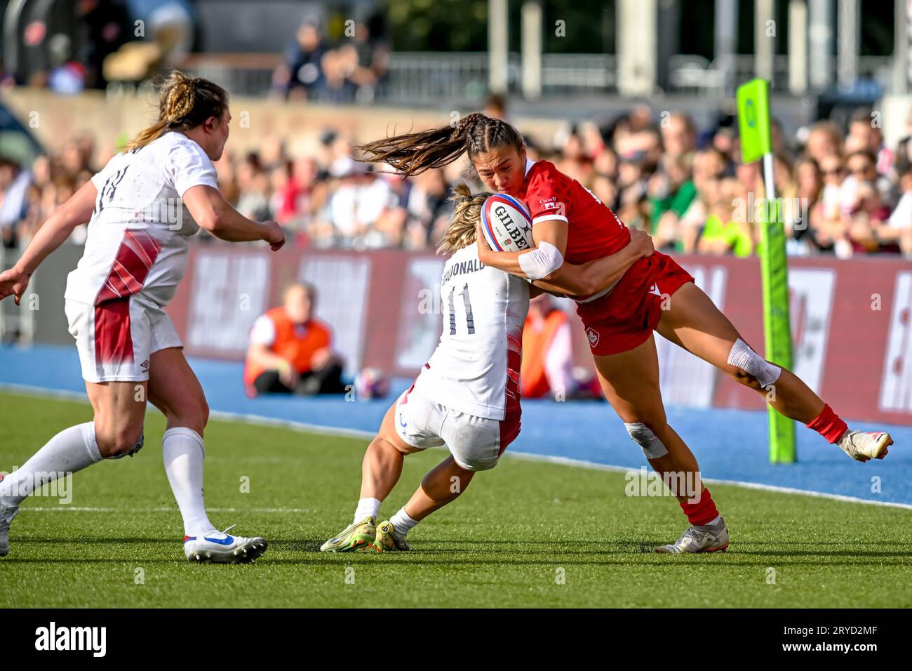 Florence Symonds of Canada Women fährt mit dem Ball vorwärts, den Claudia MacDonald of England Women in der zweiten Hälfte während des internationalen Spiels der Frauen zwischen England Red Roses und Canada Women im StoneX Stadium, London, England am 30. September 2023 antreten muss. Foto von Phil Hutchinson. Nur redaktionelle Verwendung, Lizenz für kommerzielle Nutzung erforderlich. Keine Verwendung bei Wetten, Spielen oder Veröffentlichungen eines einzelnen Vereins/einer Liga/eines einzelnen Spielers. Credit: UK Sports Pics Ltd/Alamy Live News Stockfoto