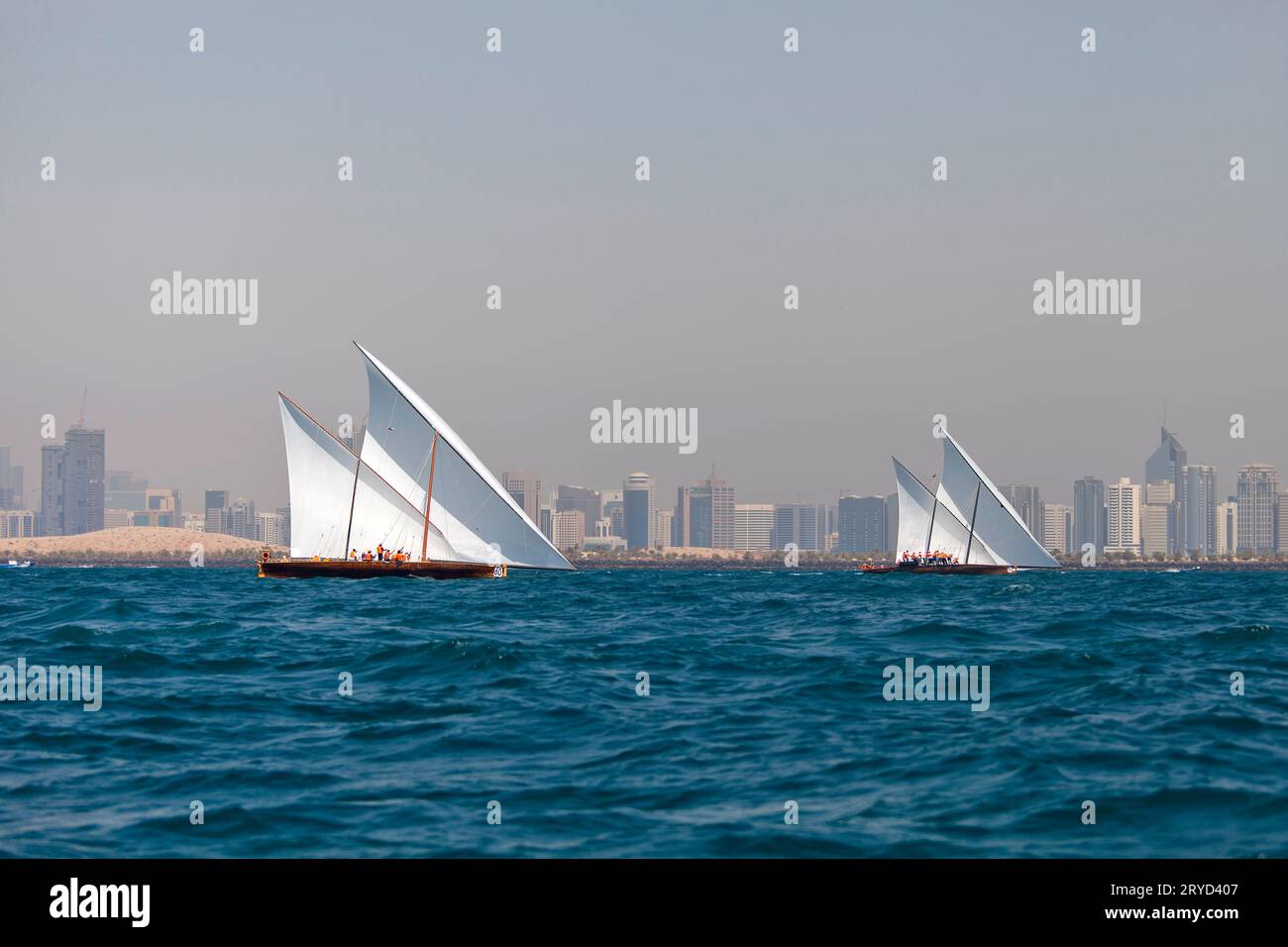 Traditionelle Segeldaus fahren zurück nach Abu Dhabi beim Ghanada Dhow Sailing Race 60 ft. Letzte Runde Stockfoto