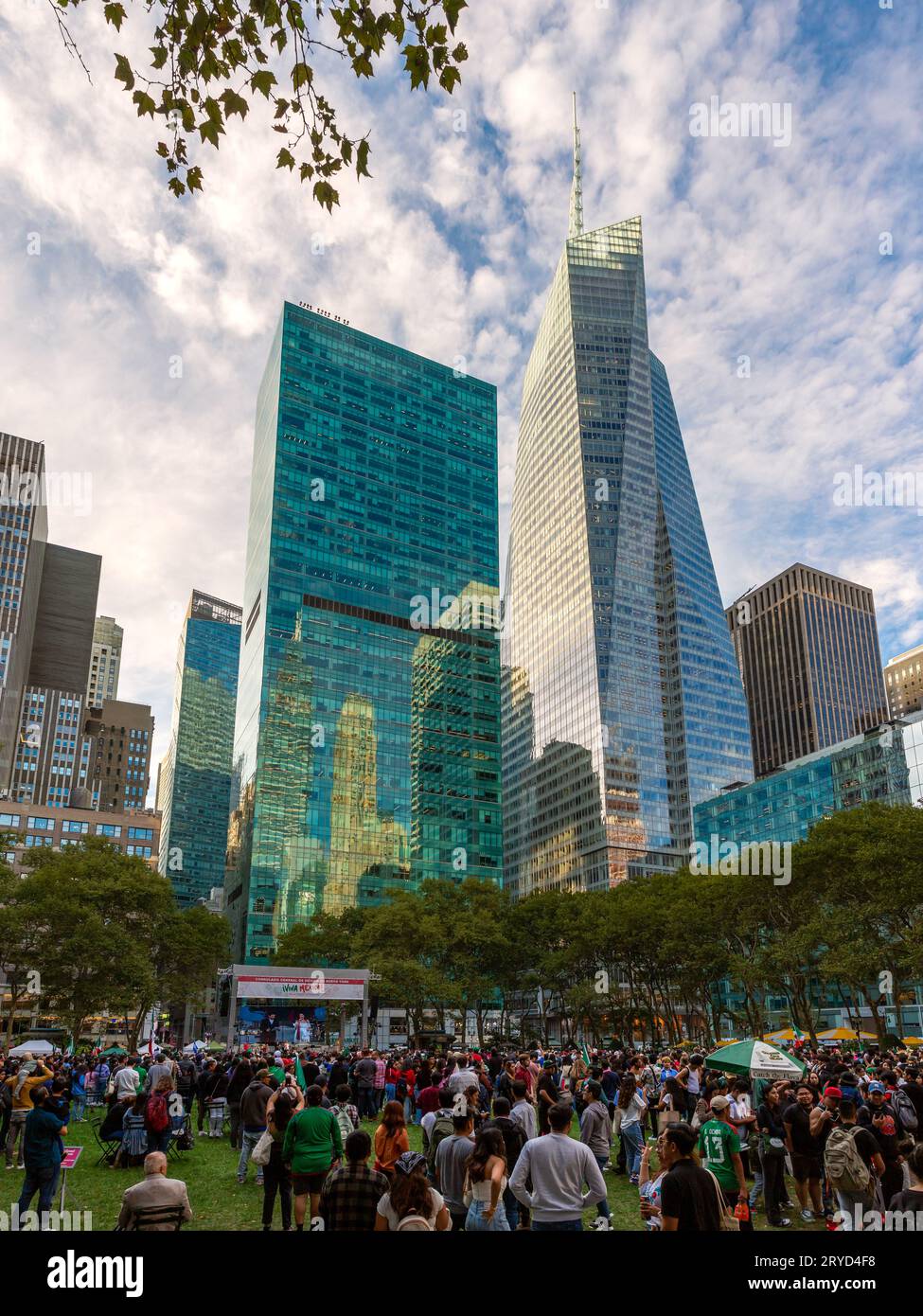 BRYANT PARK, NEW YORK, USA, - 15. SEPTEMBER 2023. Vertorama-Landschaft einer Feier der Viva Mexico während des National Hispanic Month mit Menschenmassen Stockfoto