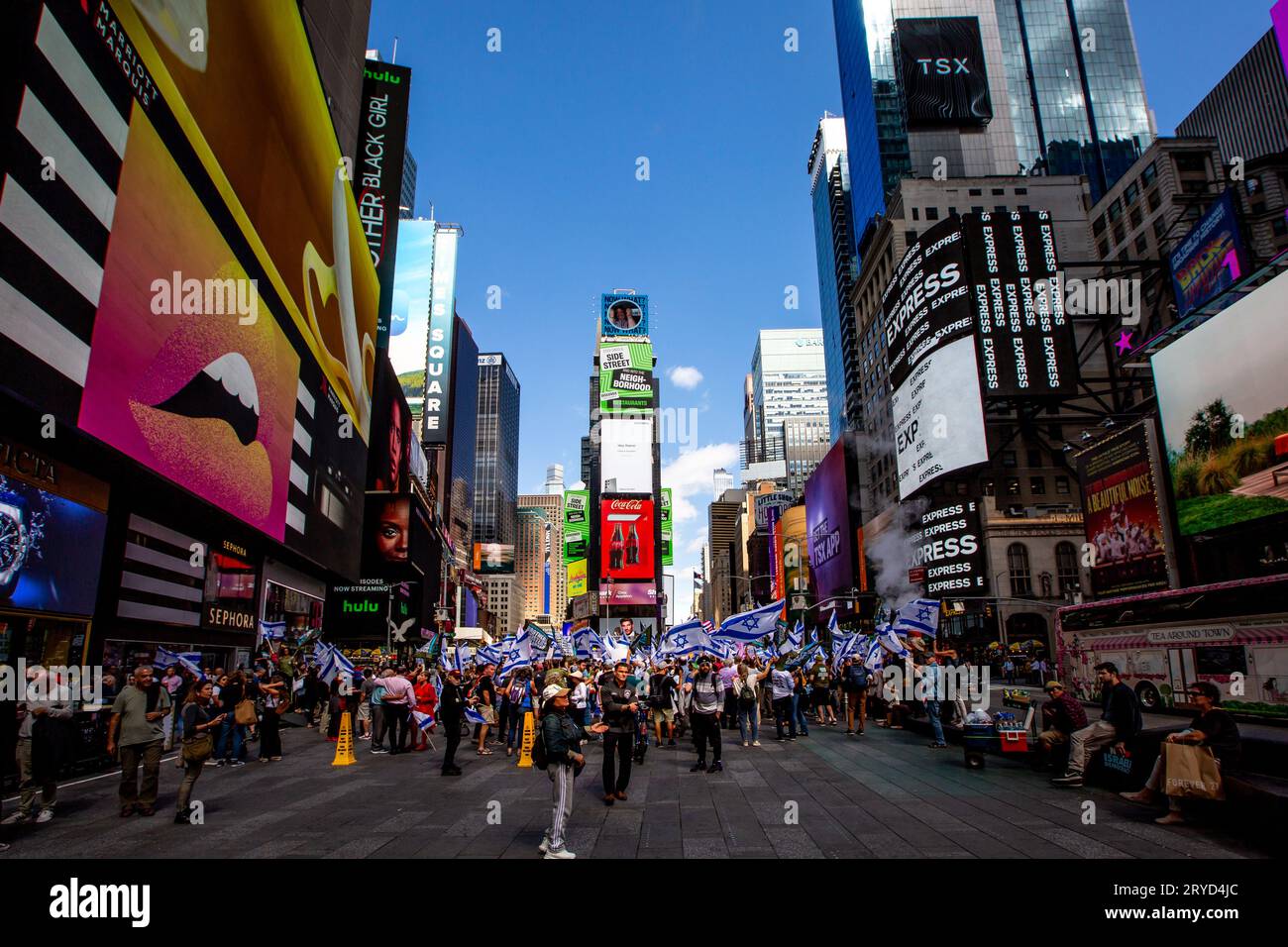 TIMES SQUARE, NEW YORK, USA, - 19. SEPTEMBER 2023. Massen israelischer Ex-Pats demonstrierten und protestierten gegen die Ankunft von Benjamin Netanjahu Stockfoto