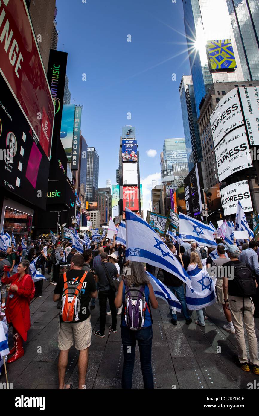 TIMES SQUARE, NEW YORK, USA, - 19. SEPTEMBER 2023. Massen israelischer Ex-Pats demonstrierten und protestierten gegen die Ankunft von Benjamin Netanjahu Stockfoto