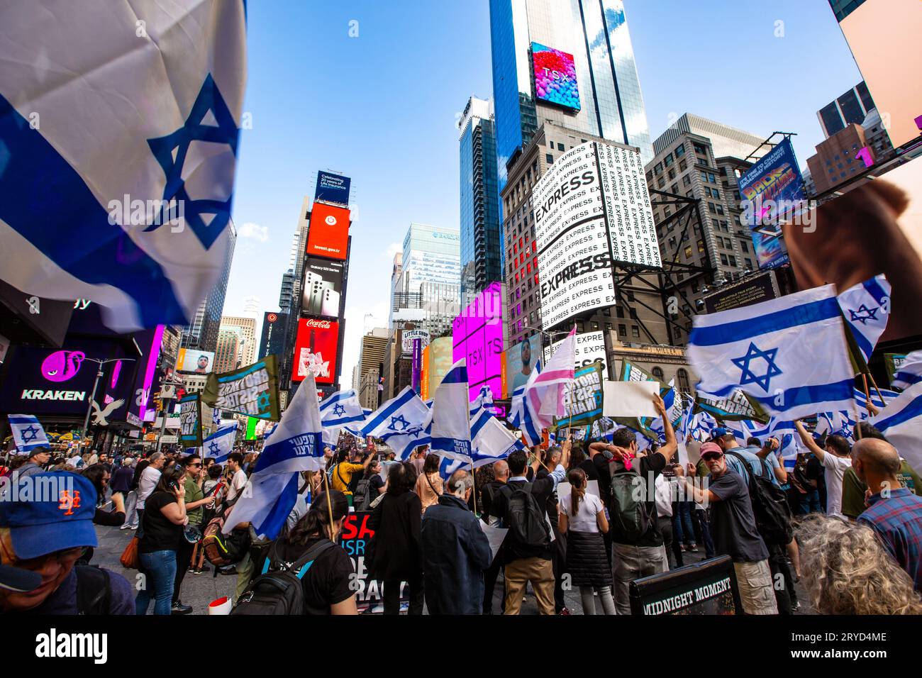 TIMES SQUARE, NEW YORK, USA, - 19. SEPTEMBER 2023. Massen israelischer Ex-Pats demonstrierten und protestierten gegen die Ankunft von Benjamin Netanjahu Stockfoto
