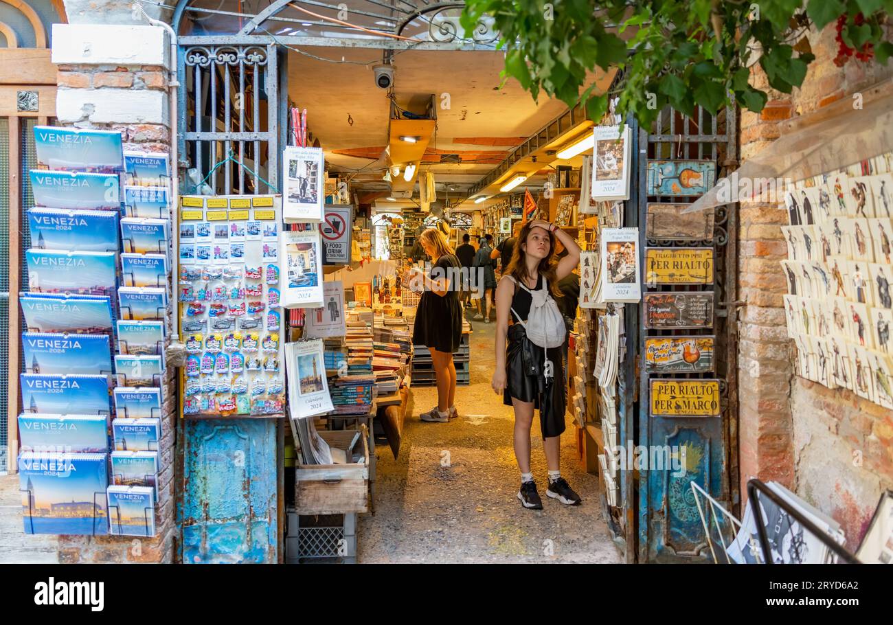 Venedig, Italien - Mai 31 2023: Die berühmte Buchhandlung Libreria Acqua Alta in Venedig. Stockfoto