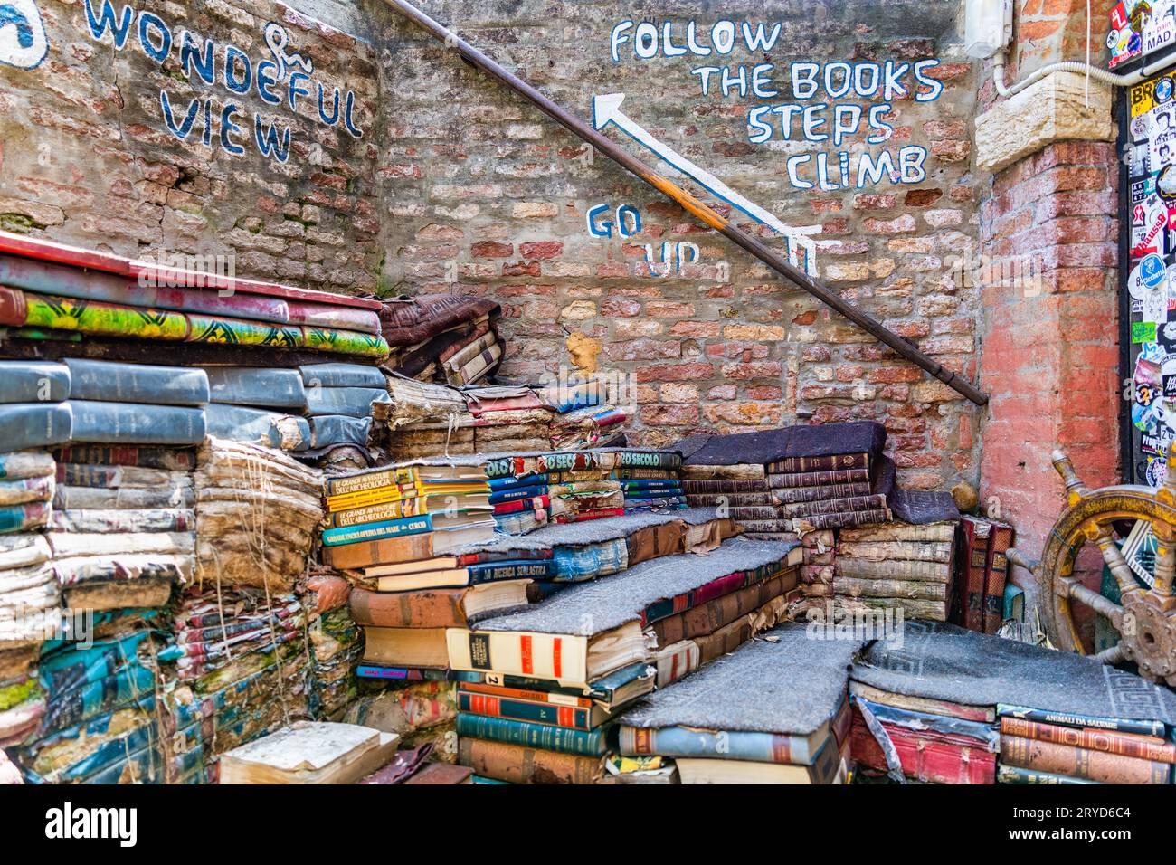 Venedig, Italien - Mai 31 2023: Die berühmte Buchhandlung Libreria Acqua Alta in Venedig. Stockfoto