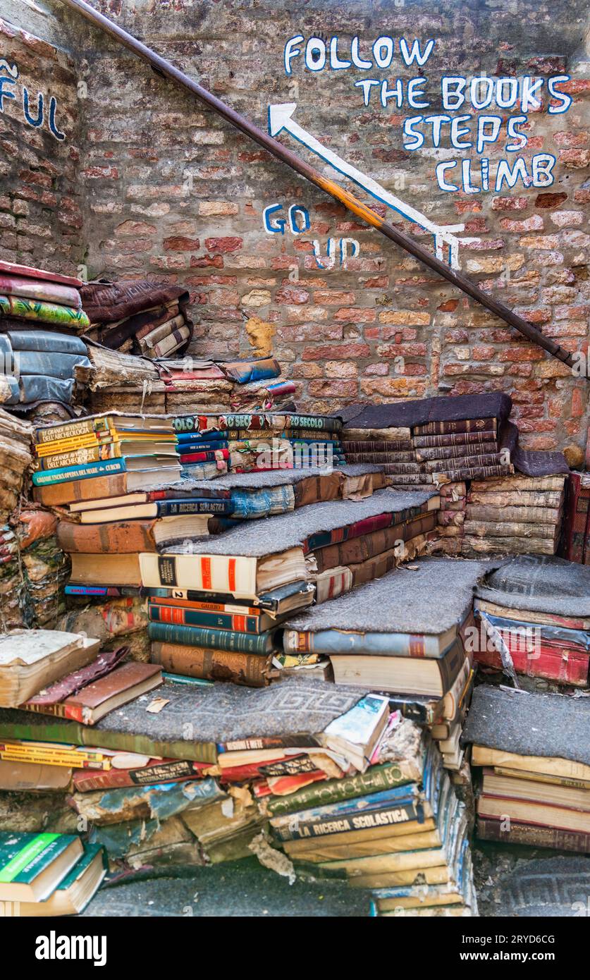 Venedig, Italien - Mai 31 2023: Die berühmte Buchhandlung Libreria Acqua Alta in Venedig. Stockfoto