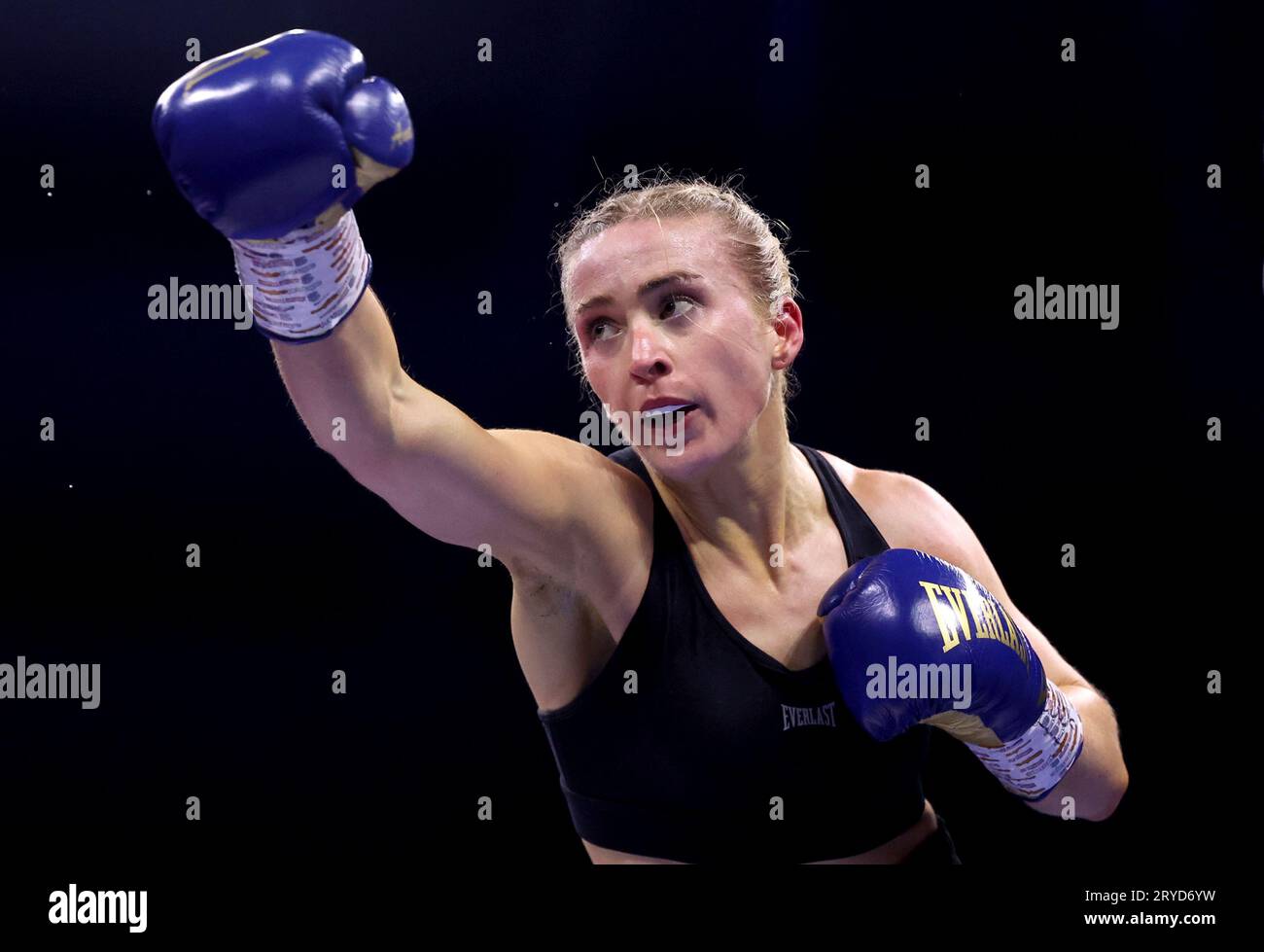 Rhiannon Dixon in Aktion beim Women's Lightweight Match gegen Katherina Thanderz in der OVO Arena Wembley, London. Bilddatum: Samstag, 30. September 2023. Stockfoto