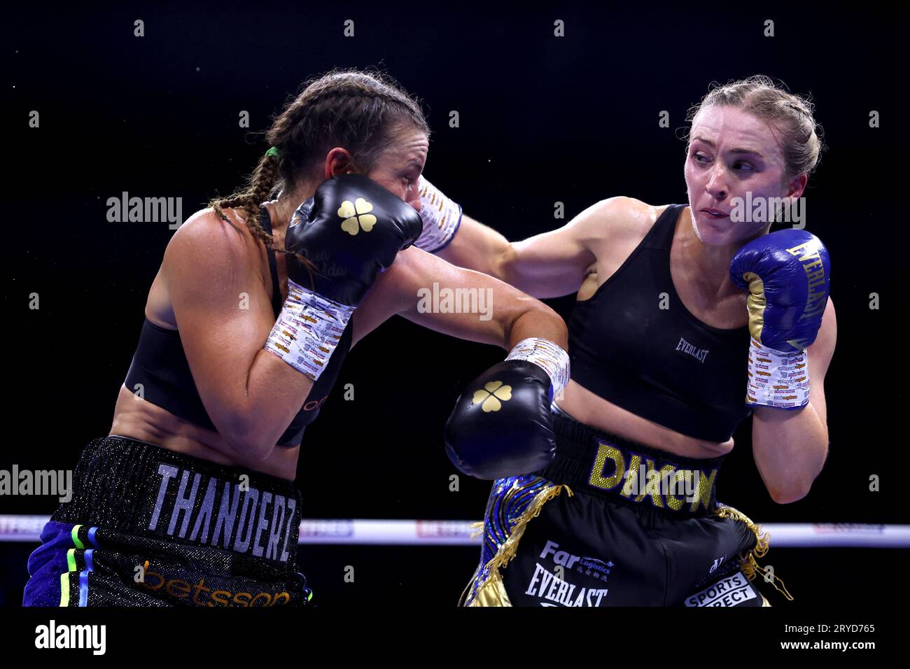 Rhiannon Dixon (rechts) und Katherina Thanderz in Aktion beim Women's Lightweight Match in der OVO Arena Wembley, London. Bilddatum: Samstag, 30. September 2023. Stockfoto