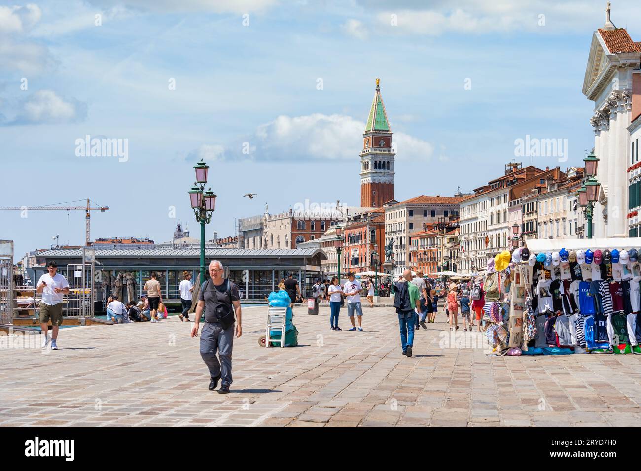 Venedig, Italien - Mai 31 2023: Touristenmassen schlendern durch die Kopfsteinpflastergasse in der Nähe des Canal Grande in Venedig. Stockfoto