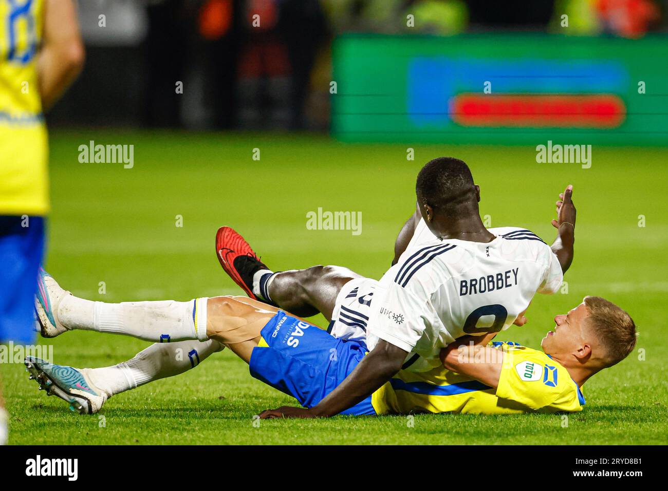 Waalwijk, Niederlande. September 2023 30. WAALWIJK, NIEDERLANDE - SEPTEMBER 30: Brian Brobbey of Ajax, Dario van den Buijs of RKC Waalwijk auf dem Boden während des niederländischen Eredivisie-Spiels zwischen RKC Waalwijk und Ajax im Mandemakers Stadion am 30. September 2023 in Waalwijk, Niederlande. (Foto: Broer van den Boom/Orange Pictures) Credit: Orange Pics BV/Alamy Live News Stockfoto