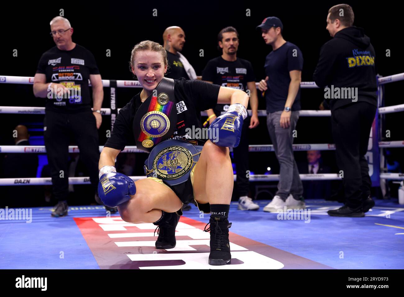 Rhiannon Dixon posiert mit ihrem Gürtel nach dem Women's Lightweight Match gegen Katherina Thanderz in der OVO Arena Wembley, London. Bilddatum: Samstag, 30. September 2023. Stockfoto