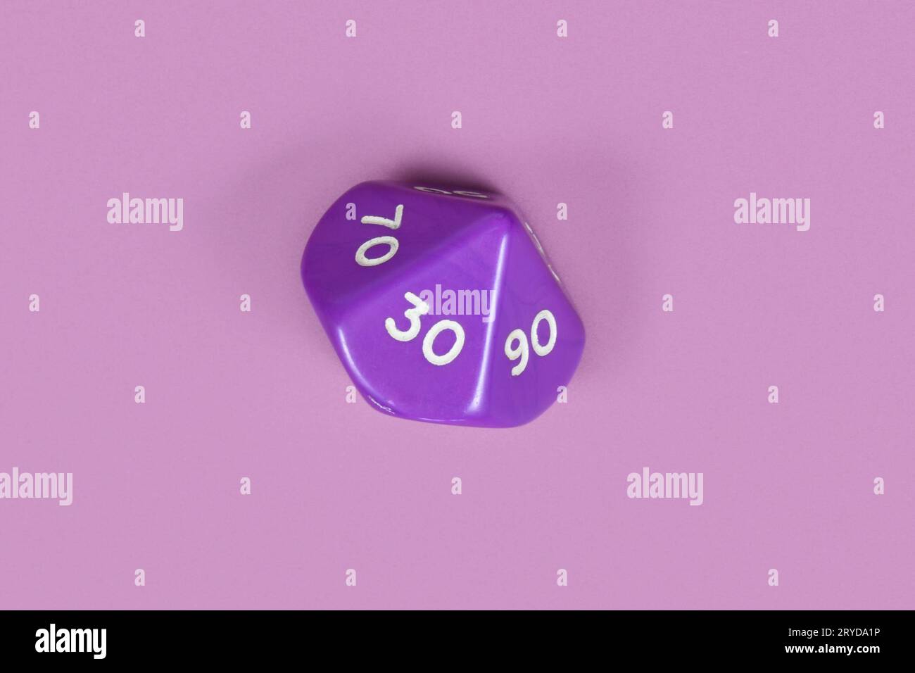 Einzelne fünfeckige D10-Rollenspiel-RPG-Würfel auf violettem Hintergrund Stockfoto