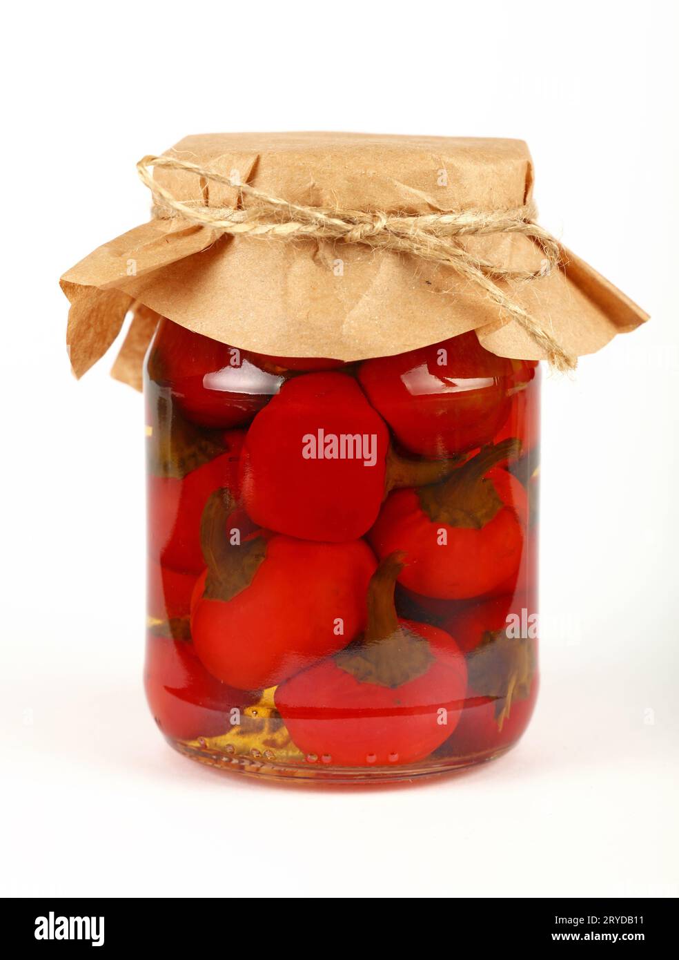 Glas mit eingelegten red hot chili peppers über Weiß Stockfoto