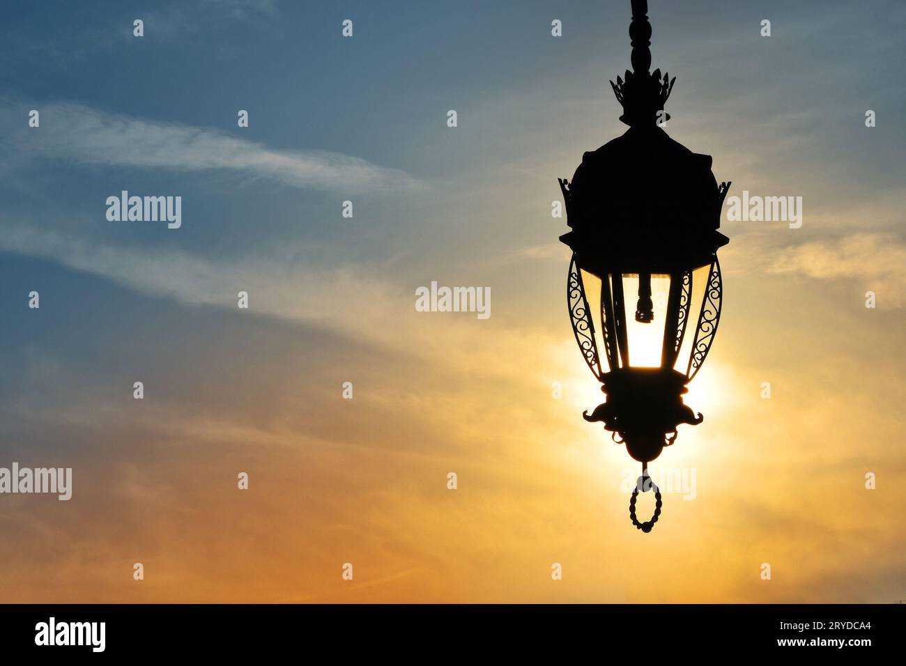 Antike Lampe Laterne über Sonnenuntergang Himmel Stockfoto