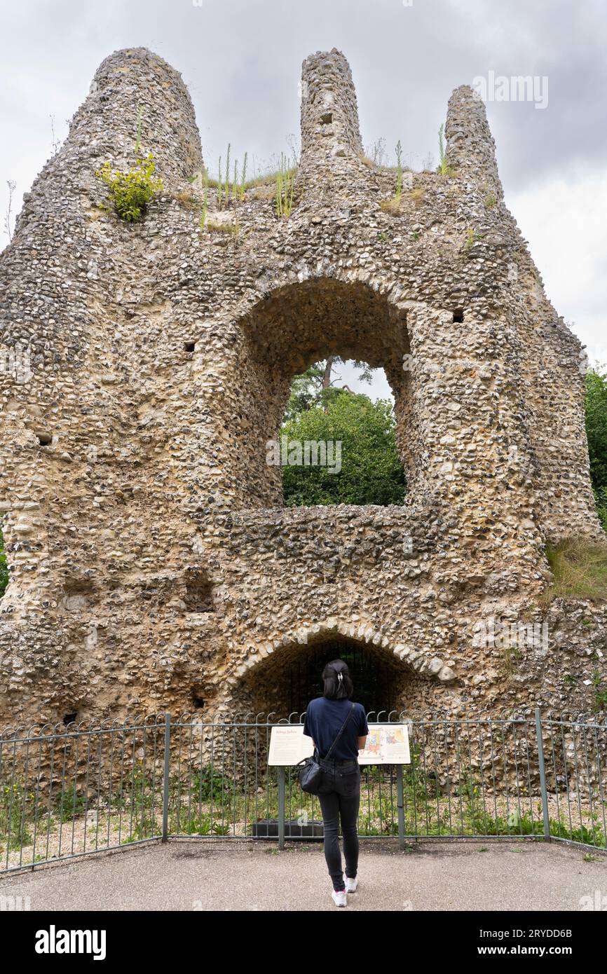 Ein Besucher, der in der Ruine des Donjons und des Feuersteins von Odiham Castle, auch bekannt als King John's Castle, in der Nähe des Basingstoke Canal, England, steht Stockfoto