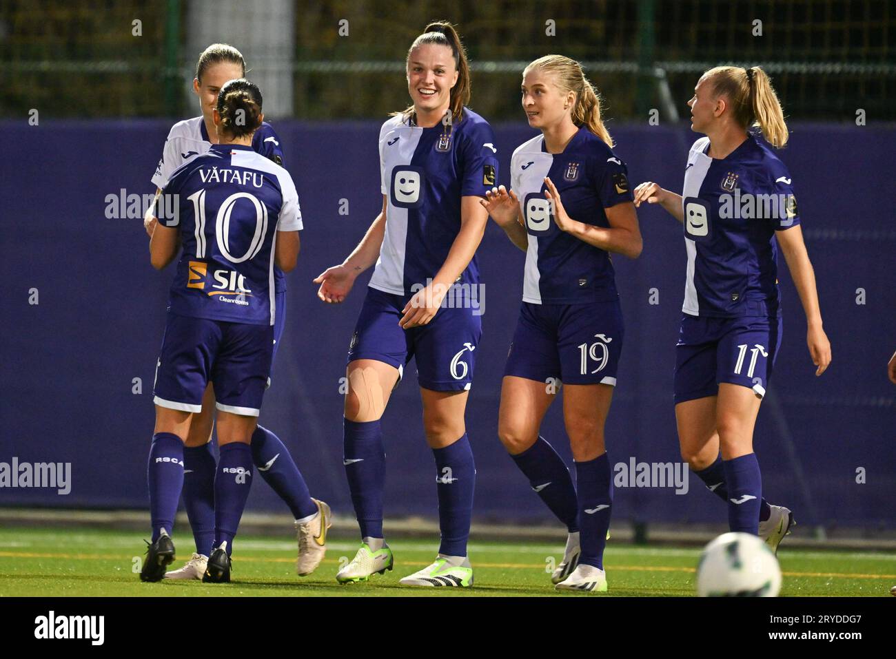 Anderlecht, Belgien. September 2023 30. Tine de Caigny (6) von Anderlecht auf dem Bild, wie er mit Teamkollegen feiert, nachdem er am 5. Spieltag der Saison 2023 - 2024 der belgischen Lotto-Super-Liga der Frauen bei einem Fußballspiel zwischen RSC Anderlecht und Club Brugge YLA das Tor von 1-0 erzielt hat, am Samstag, den 30. September 2023 in Anderlecht, Belgien. Quelle: Sportpix/Alamy Live News Stockfoto