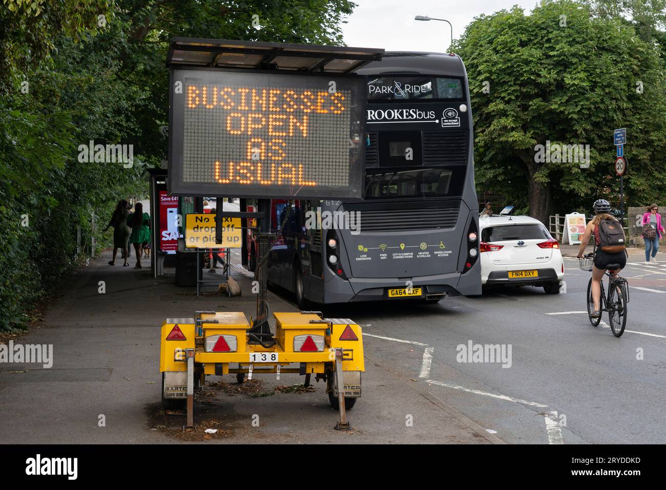 Ein mobiles solarbetriebenes digitales Punktmatrix-Schild, das die Fahrer darüber informiert, dass die A420 Botley Road geschlossen ist und Geschäfte wie gewohnt geöffnet sind. Oxford, England Stockfoto