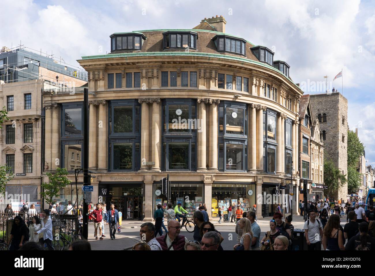 Das Erbe des Grades II. Grades wurde als „Bookshop on the Corner“ bezeichnet, der derzeit von Waterstones besetzt wird. Erbaut im Jahr 1914 und bekannt als William Baker House. Oxford, Großbritannien Stockfoto