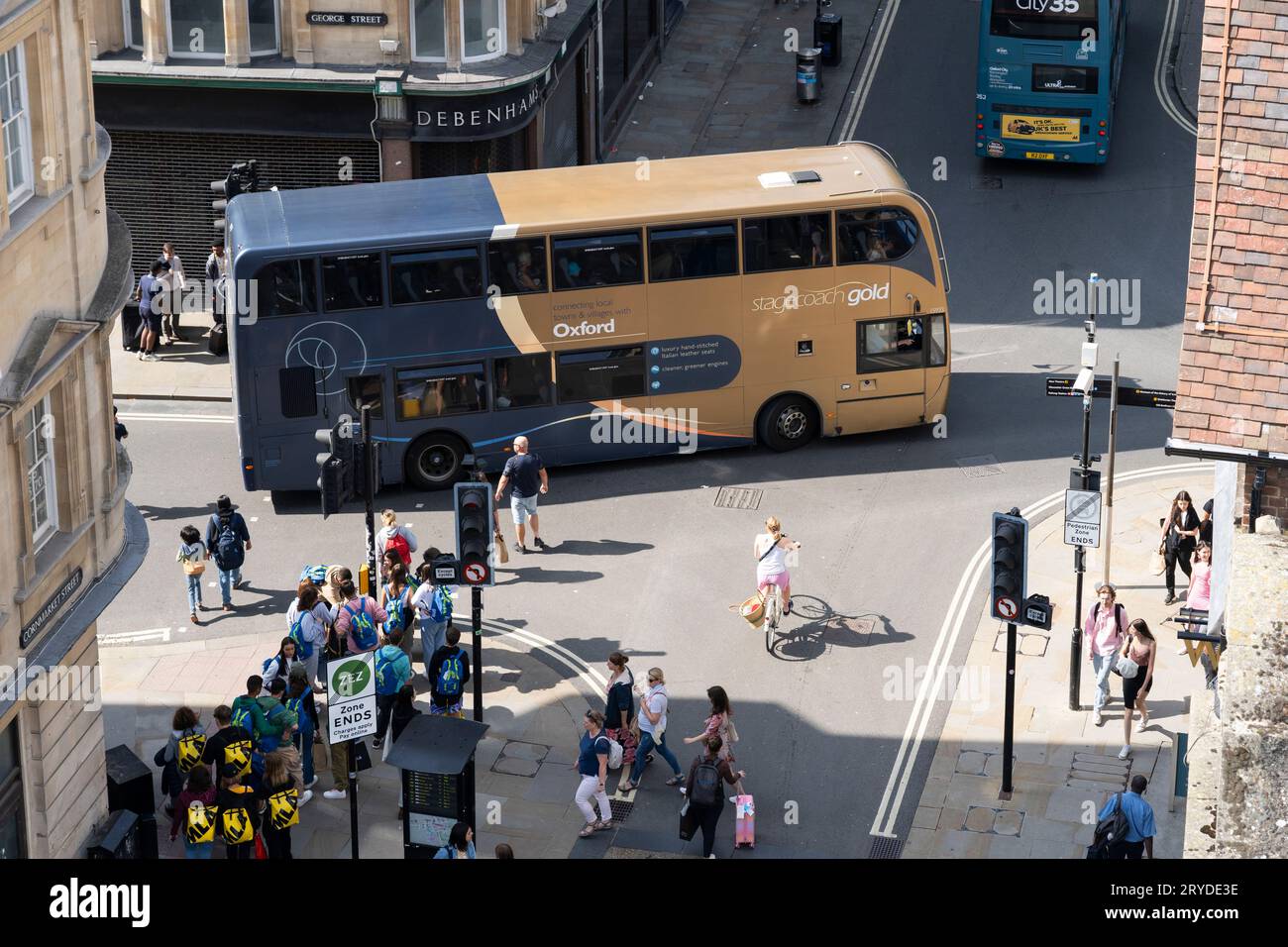 Aus der Vogelperspektive eines Doppeldeckerbusses von Stagecoach Gold - eine Luxusmarke, die von verschiedenen Stagecoach-Tochtergesellschaften genutzt wird. An einer Kreuzung in Oxford. UK Stockfoto