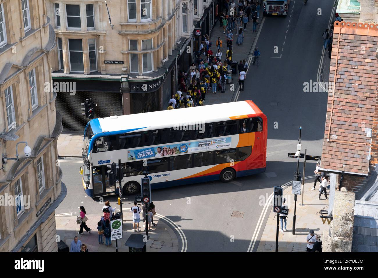 Ein Doppeldeckerbus mit Stagecoach fährt durch das Zentrum von Oxford, Großbritannien. Konzept: Busreisen, öffentliche Verkehrsmittel, Stagecoach-Unternehmen, britischer Bus Stockfoto