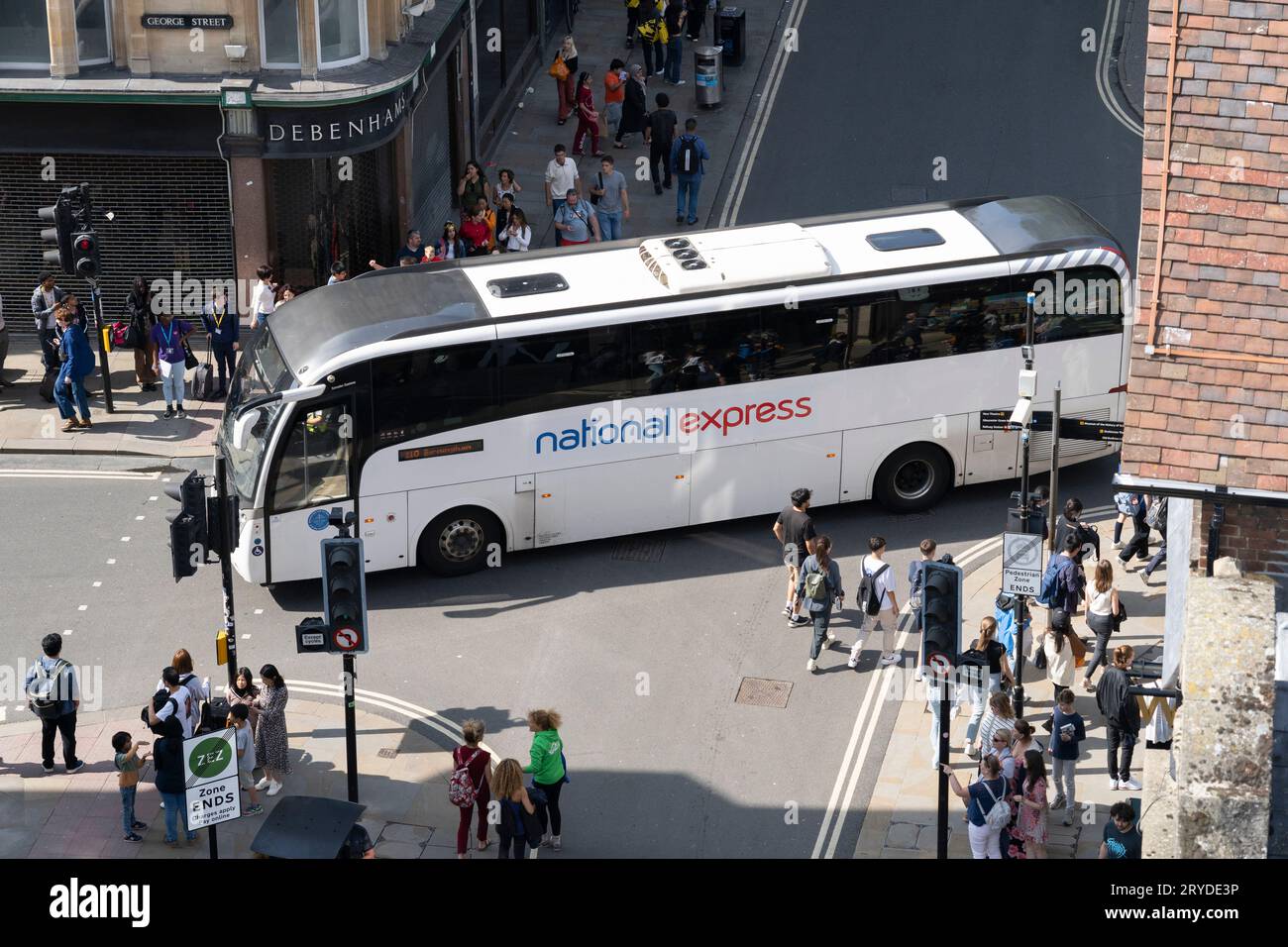 Aus der Vogelperspektive eines National Express-Reisebusses, der von der Broad Street aus über eine 4-Wege-Kreuzung im Zentrum von Oxford fährt. UK. Konzept: Busreisen Stockfoto