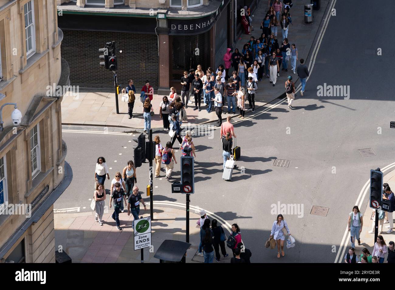 Aus der Vogelperspektive auf Fußgänger und Touristen, die eine verkehrsreiche Ampelkreuzung im Stadtzentrum von Oxford überqueren. England. Konzept: Fußgänger Stockfoto